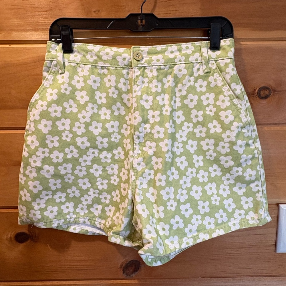 ASOS Design Petite Slouchy Mom Shorts in Green Daisy print. Size 6 100% cotton